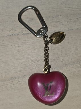 Louis Vuitton LV 
Pomme Bag Charm Key Holder Pomme D'Amour PINK.